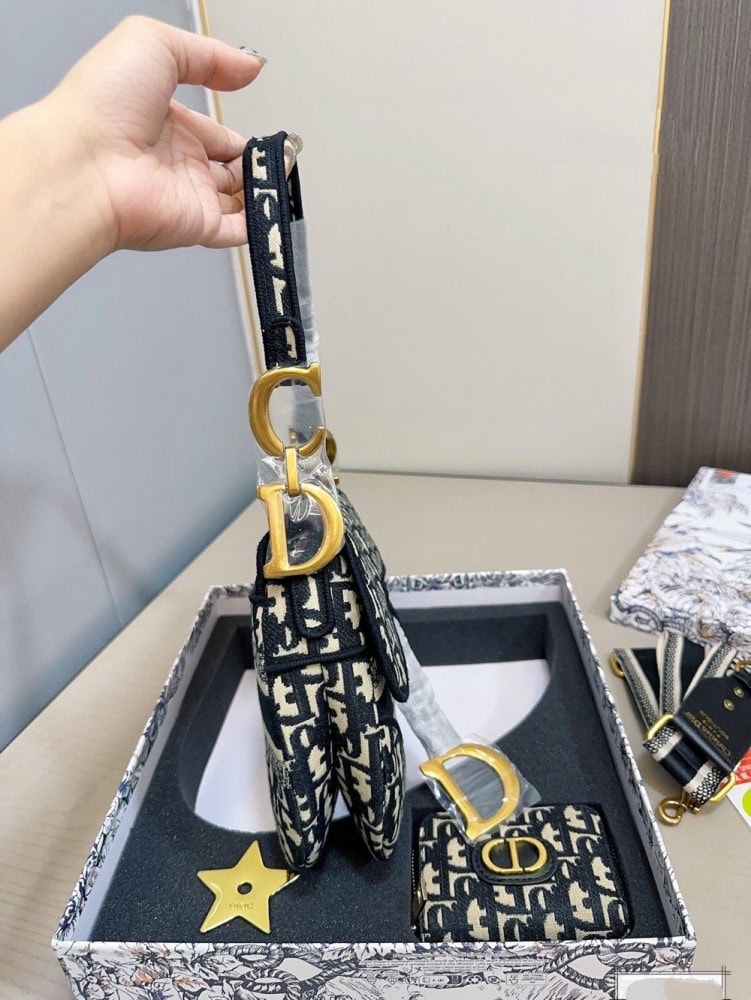【AT2856】Dior ディオールのサドルバッグギフトセット💕 財布付き 最も人気のあるバッグ、実物は超カワイイ！超お買い得なギフトセット‼️‼️‼️ギフトに最適🎁