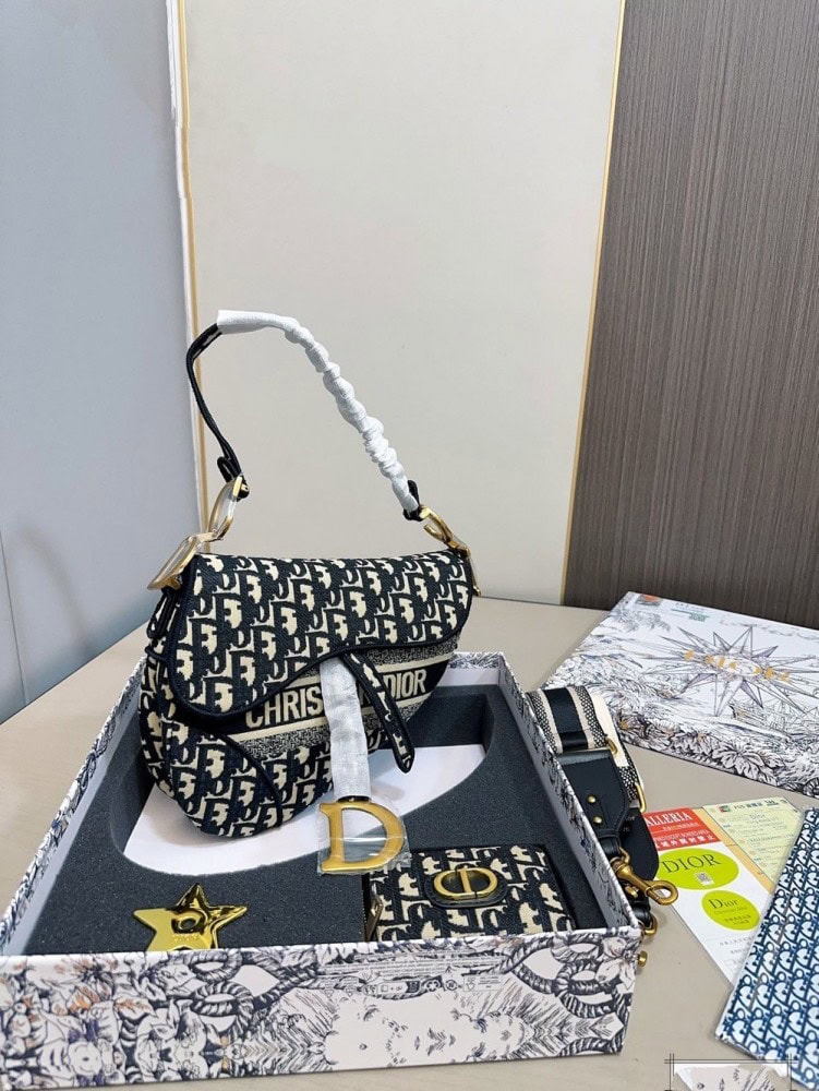 【AT2856】Dior ディオールのサドルバッグギフトセット💕 財布付き 最も人気のあるバッグ、実物は超カワイイ！超お買い得なギフトセット‼️‼️‼️ギフトに最適🎁