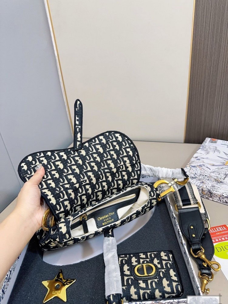 【AT2856】Dior ディオールのサドルバッグギフトセット💕 財布付き 最も人気のあるバッグ、実物は超カワイイ！超お買い得なギフトセット‼️‼️‼️ギフトに最適🎁