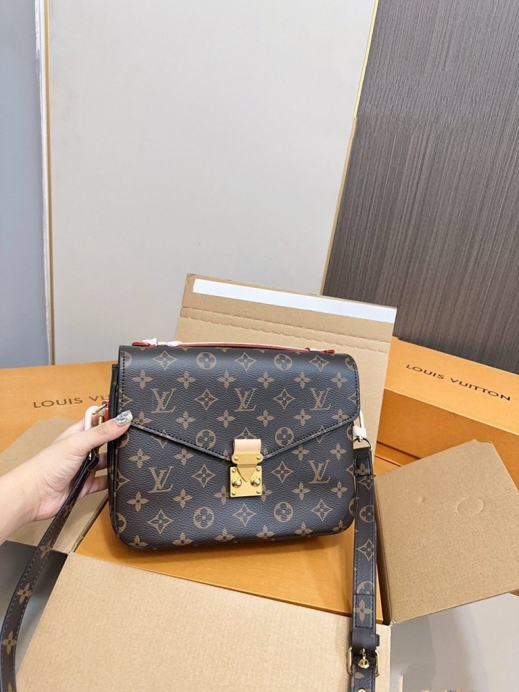 【AT2858】LVクラシックメッセンジャーバッグは優雅な雰囲気を漂わせるクラシックなデザインで、複数の実用的なポケットや仕切りを備えています。万能なアイテムで、おしゃれなスタイルを演出できます。