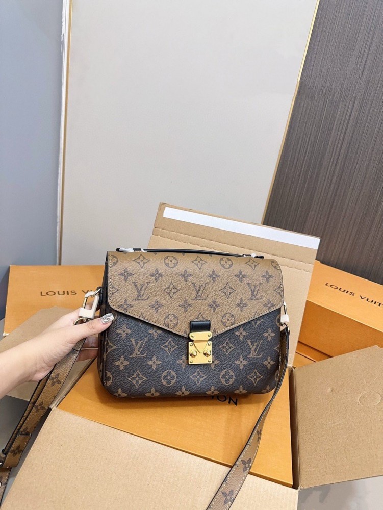 【AT2858】LVクラシックメッセンジャーバッグは優雅な雰囲気を漂わせるクラシックなデザインで、複数の実用的なポケットや仕切りを備えています。万能なアイテムで、おしゃれなスタイルを演出できます。