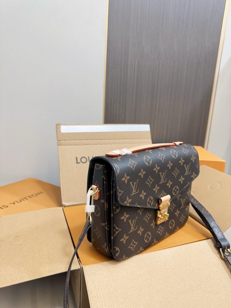 【AT2858】LVクラシックメッセンジャーバッグは優雅な雰囲気を漂わせるクラシックなデザインで、複数の実用的なポケットや仕切りを備えています。万能なアイテムで、おしゃれなスタイルを演出できます。
