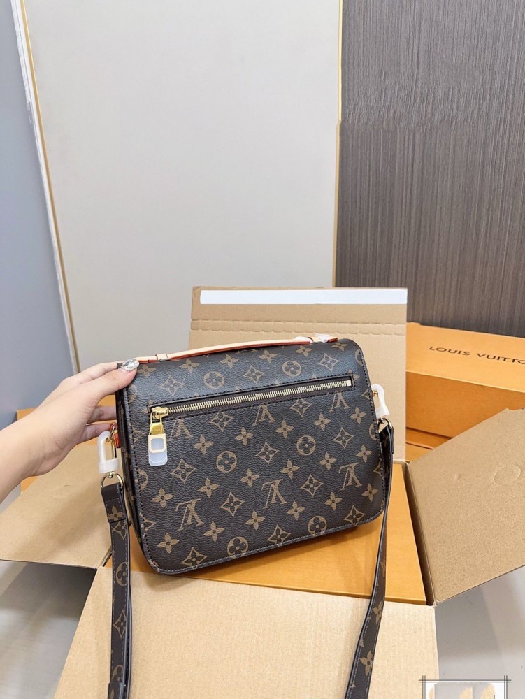 【AT2858】LVクラシックメッセンジャーバッグは優雅な雰囲気を漂わせるクラシックなデザインで、複数の実用的なポケットや仕切りを備えています。万能なアイテムで、おしゃれなスタイルを演出できます。