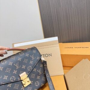 【AT2858】LVクラシックメッセンジャーバッグは優雅な雰囲気を漂わせるクラシックなデザインで、複数の実用的なポケットや仕切りを備えています。万能なアイテムで、おしゃれなスタイルを演出できます。
