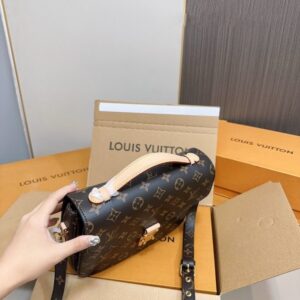 【AT2858】LVクラシックメッセンジャーバッグは優雅な雰囲気を漂わせるクラシックなデザインで、複数の実用的なポケットや仕切りを備えています。万能なアイテムで、おしゃれなスタイルを演出できます。