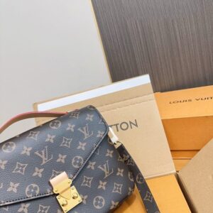 【AT2858】LVクラシックメッセンジャーバッグは優雅な雰囲気を漂わせるクラシックなデザインで、複数の実用的なポケットや仕切りを備えています。万能なアイテムで、おしゃれなスタイルを演出できます。