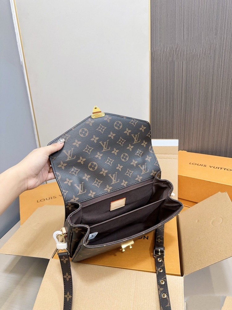 【AT2858】LVクラシックメッセンジャーバッグは優雅な雰囲気を漂わせるクラシックなデザインで、複数の実用的なポケットや仕切りを備えています。万能なアイテムで、おしゃれなスタイルを演出できます。