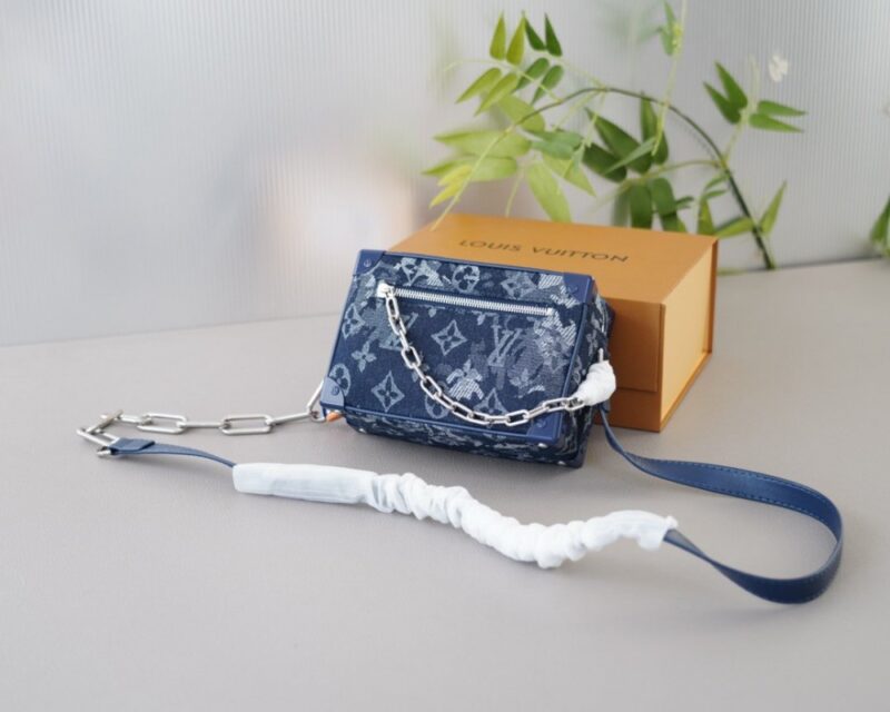 【AT2865】LV Louis Vuitton ルイ・ヴィトン 斜め掛けショルダーバッグ 永遠に時代を超えた象徴的な製品 今年のLVのお気に入りのデザイン 全て実際に撮影した写真 実用性が非常に高い 服装の心配は全く必要ありません フルセットのパッケージングと折りたたみボックス付き
