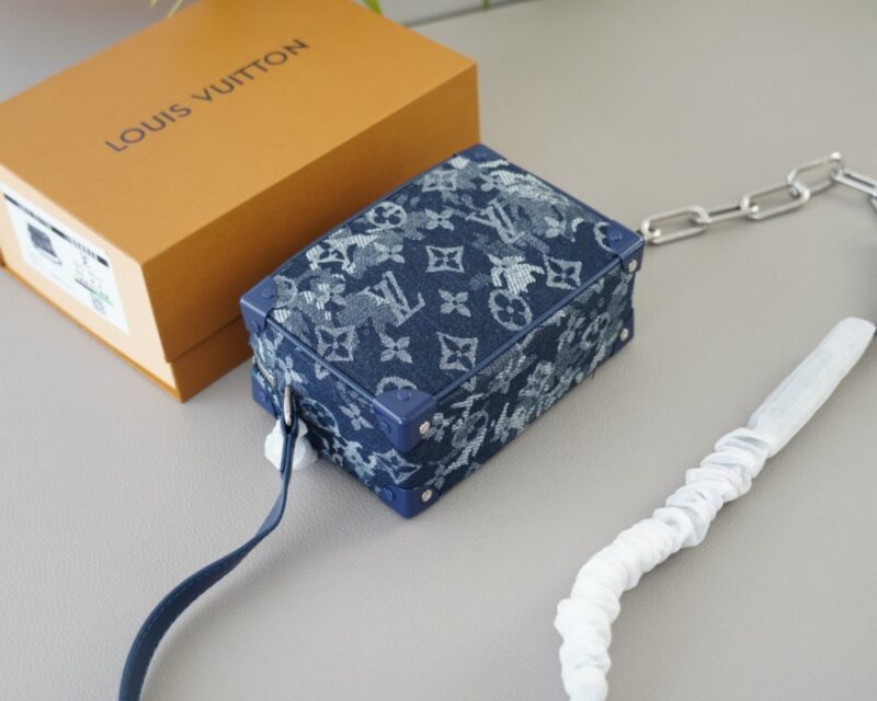 【AT2865】LV Louis Vuitton ルイ・ヴィトン 斜め掛けショルダーバッグ 永遠に時代を超えた象徴的な製品 今年のLVのお気に入りのデザイン 全て実際に撮影した写真 実用性が非常に高い 服装の心配は全く必要ありません フルセットのパッケージングと折りたたみボックス付き