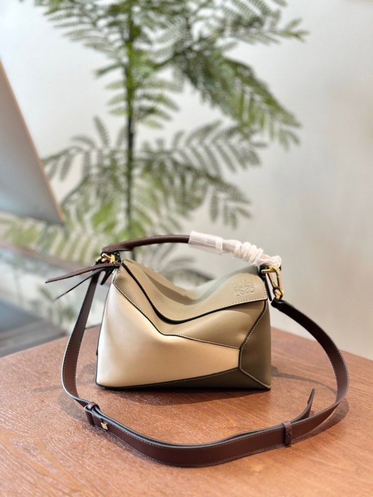 【AT2868】Loewe Mini Puzzleの限定新色は、より美しく、より若々しく、視覚的に魅力的な色合い設計です。他の普通の色よりも目を引きます。非常に個性的で、かつ置き換えが利かない！
