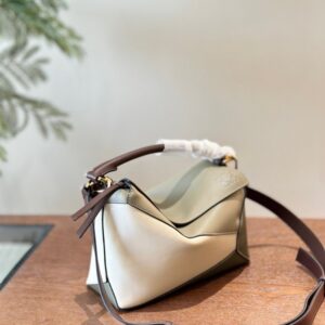 【AT2868】Loewe Mini Puzzleの限定新色は、より美しく、より若々しく、視覚的に魅力的な色合い設計です。他の普通の色よりも目を引きます。非常に個性的で、かつ置き換えが利かない！