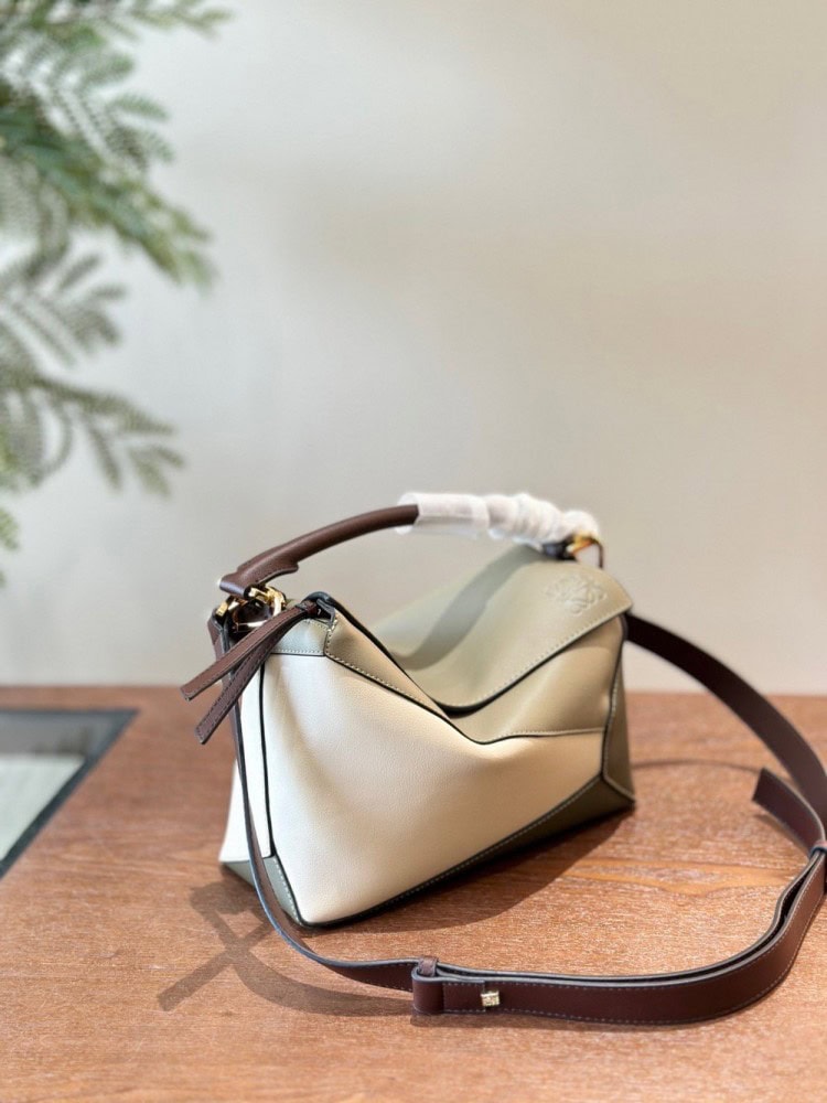 【AT2868】Loewe Mini Puzzleの限定新色は、より美しく、より若々しく、視覚的に魅力的な色合い設計です。他の普通の色よりも目を引きます。非常に個性的で、かつ置き換えが利かない！