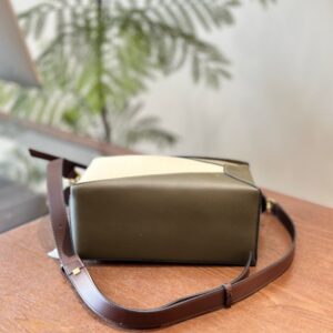【AT2868】Loewe Mini Puzzleの限定新色は、より美しく、より若々しく、視覚的に魅力的な色合い設計です。他の普通の色よりも目を引きます。非常に個性的で、かつ置き換えが利かない！