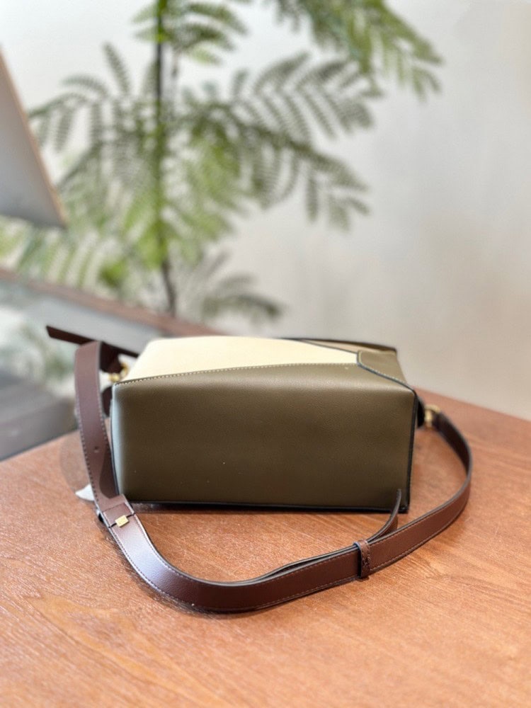 【AT2868】Loewe Mini Puzzleの限定新色は、より美しく、より若々しく、視覚的に魅力的な色合い設計です。他の普通の色よりも目を引きます。非常に個性的で、かつ置き換えが利かない！
