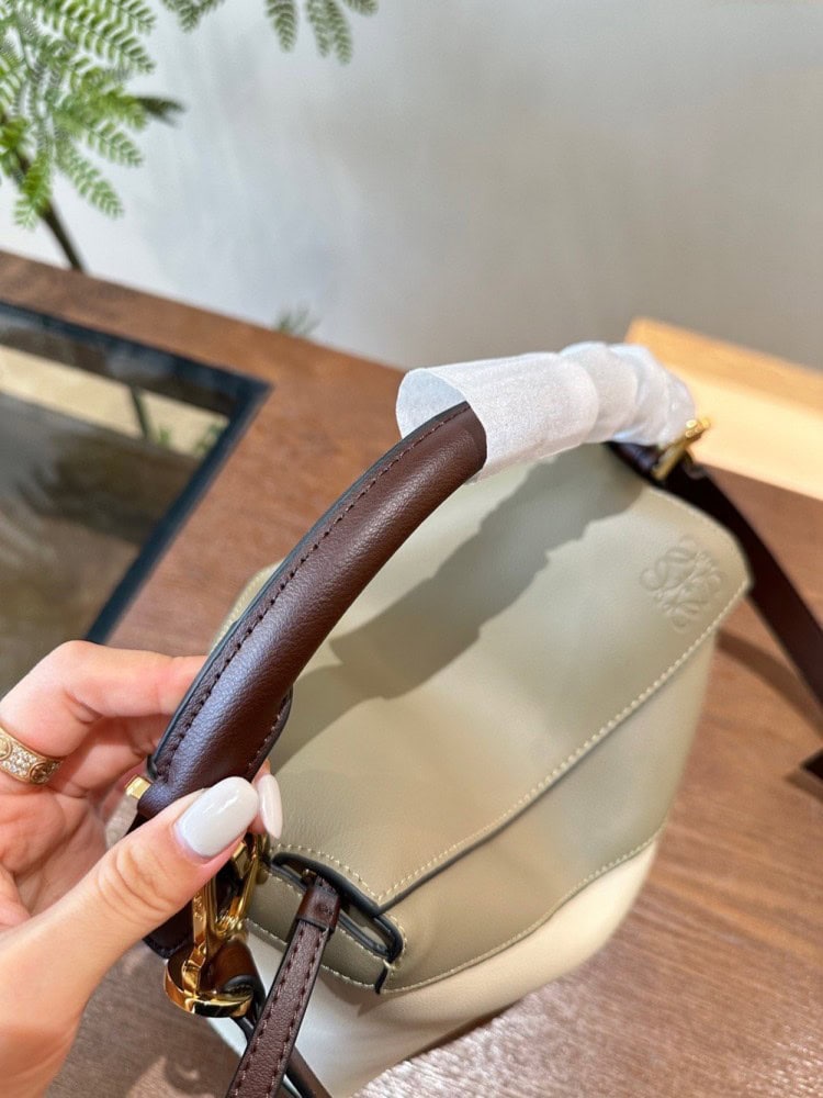 【AT2868】Loewe Mini Puzzleの限定新色は、より美しく、より若々しく、視覚的に魅力的な色合い設計です。他の普通の色よりも目を引きます。非常に個性的で、かつ置き換えが利かない！