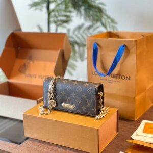 【AT2875】LVリリーのワレットオンチェーンは次のLVの注目アイテムです！アイビーは座っていられません！LV - WALLET ON CHAIN LILY 手袋