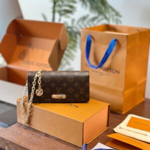 【AT2875】LVリリーのワレットオンチェーンは次のLVの注目アイテムです！アイビーは座っていられません！LV - WALLET ON CHAIN LILY 手袋