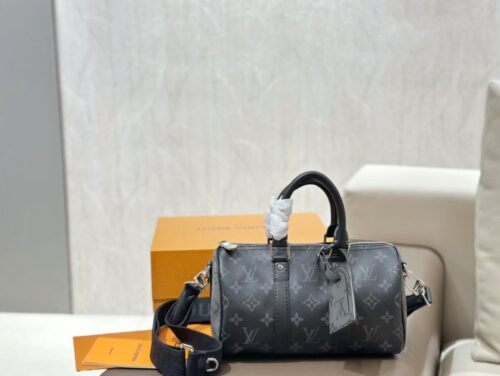【AT2878】LVのメンズ KeepAll 25ハンドバッグ、ブラックサムライは超かっこいいです！このメンズバッグは実物を手に入れると本当に驚くほど素敵です！
