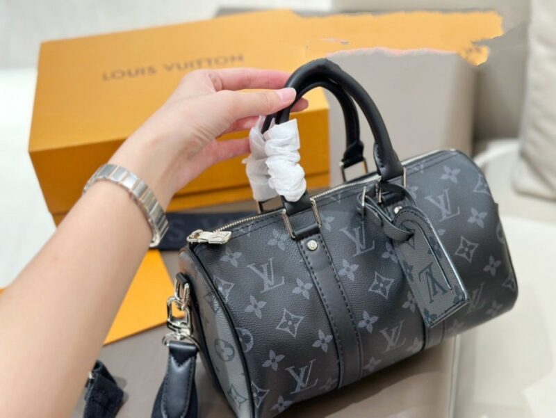 【AT2878】LVのメンズ KeepAll 25ハンドバッグ、ブラックサムライは超かっこいいです！このメンズバッグは実物を手に入れると本当に驚くほど素敵です！