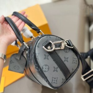 【AT2878】LVのメンズ KeepAll 25ハンドバッグ、ブラックサムライは超かっこいいです！このメンズバッグは実物を手に入れると本当に驚くほど素敵です！