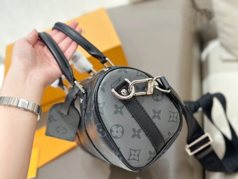 【AT2878】LVのメンズ KeepAll 25ハンドバッグ、ブラックサムライは超かっこいいです！このメンズバッグは実物を手に入れると本当に驚くほど素敵です！