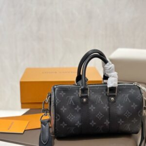 【AT2878】LVのメンズ KeepAll 25ハンドバッグ、ブラックサムライは超かっこいいです！このメンズバッグは実物を手に入れると本当に驚くほど素敵です！