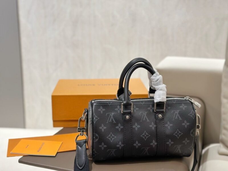 【AT2878】LVのメンズ KeepAll 25ハンドバッグ、ブラックサムライは超かっこいいです！このメンズバッグは実物を手に入れると本当に驚くほど素敵です！
