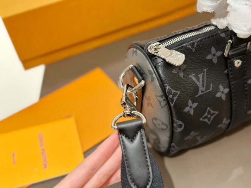 【AT2878】LVのメンズ KeepAll 25ハンドバッグ、ブラックサムライは超かっこいいです！このメンズバッグは実物を手に入れると本当に驚くほど素敵です！