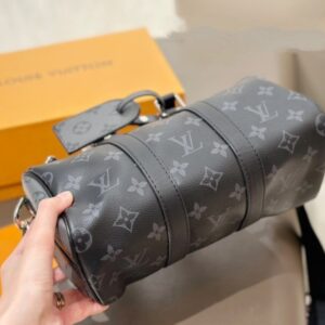 【AT2878】LVのメンズ KeepAll 25ハンドバッグ、ブラックサムライは超かっこいいです！このメンズバッグは実物を手に入れると本当に驚くほど素敵です！