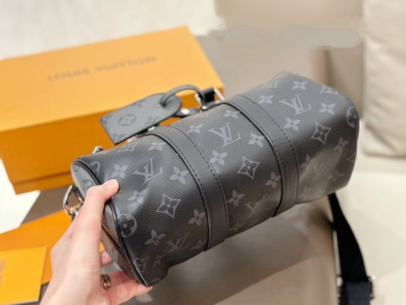 【AT2878】LVのメンズ KeepAll 25ハンドバッグ、ブラックサムライは超かっこいいです！このメンズバッグは実物を手に入れると本当に驚くほど素敵です！