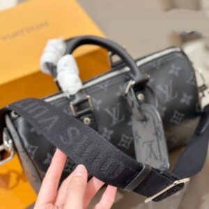 【AT2878】LVのメンズ KeepAll 25ハンドバッグ、ブラックサムライは超かっこいいです！このメンズバッグは実物を手に入れると本当に驚くほど素敵です！