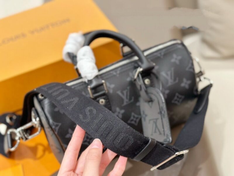 【AT2878】LVのメンズ KeepAll 25ハンドバッグ、ブラックサムライは超かっこいいです！このメンズバッグは実物を手に入れると本当に驚くほど素敵です！