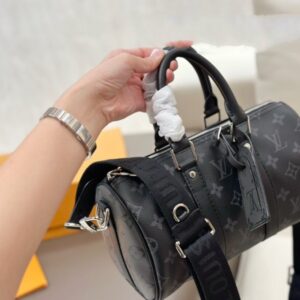 【AT2878】LVのメンズ KeepAll 25ハンドバッグ、ブラックサムライは超かっこいいです！このメンズバッグは実物を手に入れると本当に驚くほど素敵です！