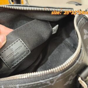 【AT2878】LVのメンズ KeepAll 25ハンドバッグ、ブラックサムライは超かっこいいです！このメンズバッグは実物を手に入れると本当に驚くほど素敵です！