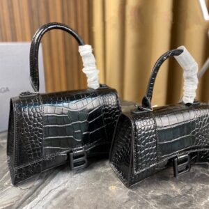 【AT2881】Balenciagaの砂時計型バッグは、パリのメゾンの定番アイテムと言えるでしょう。独特な砂時計型は、既に象徴的な存在となっています。このバッグは美しさと実用性が兼ね備わっており、持ち手や肩掛け、斜め掛けといったスタイルで使えます。