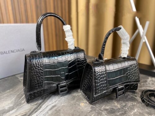 【AT2881】Balenciagaの砂時計型バッグは、パリのメゾンの定番アイテムと言えるでしょう。独特な砂時計型は、既に象徴的な存在となっています。このバッグは美しさと実用性が兼ね備わっており、持ち手や肩掛け、斜め掛けといったスタイルで使えます。