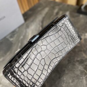 【AT2881】Balenciagaの砂時計型バッグは、パリのメゾンの定番アイテムと言えるでしょう。独特な砂時計型は、既に象徴的な存在となっています。このバッグは美しさと実用性が兼ね備わっており、持ち手や肩掛け、斜め掛けといったスタイルで使えます。