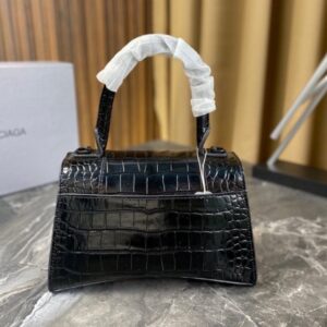 【AT2881】Balenciagaの砂時計型バッグは、パリのメゾンの定番アイテムと言えるでしょう。独特な砂時計型は、既に象徴的な存在となっています。このバッグは美しさと実用性が兼ね備わっており、持ち手や肩掛け、斜め掛けといったスタイルで使えます。