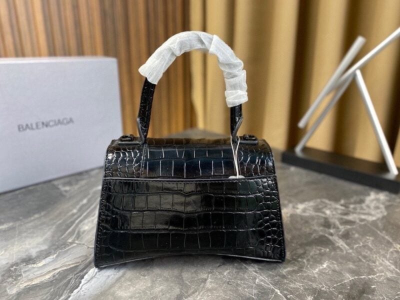 【AT2881】Balenciagaの砂時計型バッグは、パリのメゾンの定番アイテムと言えるでしょう。独特な砂時計型は、既に象徴的な存在となっています。このバッグは美しさと実用性が兼ね備わっており、持ち手や肩掛け、斜め掛けといったスタイルで使えます。