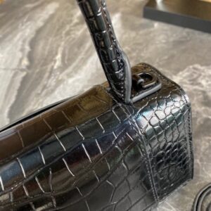 【AT2881】Balenciagaの砂時計型バッグは、パリのメゾンの定番アイテムと言えるでしょう。独特な砂時計型は、既に象徴的な存在となっています。このバッグは美しさと実用性が兼ね備わっており、持ち手や肩掛け、斜め掛けといったスタイルで使えます。