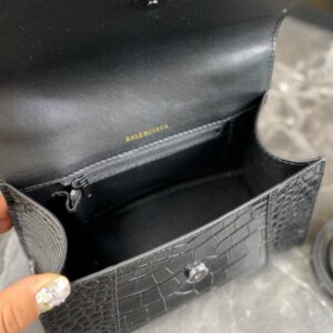 【AT2881】Balenciagaの砂時計型バッグは、パリのメゾンの定番アイテムと言えるでしょう。独特な砂時計型は、既に象徴的な存在となっています。このバッグは美しさと実用性が兼ね備わっており、持ち手や肩掛け、斜め掛けといったスタイルで使えます。