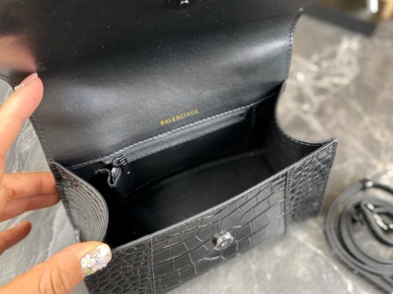 【AT2881】Balenciagaの砂時計型バッグは、パリのメゾンの定番アイテムと言えるでしょう。独特な砂時計型は、既に象徴的な存在となっています。このバッグは美しさと実用性が兼ね備わっており、持ち手や肩掛け、斜め掛けといったスタイルで使えます。