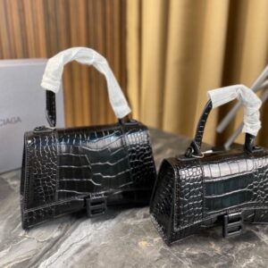 【AT2881】Balenciagaの砂時計型バッグは、パリのメゾンの定番アイテムと言えるでしょう。独特な砂時計型は、既に象徴的な存在となっています。このバッグは美しさと実用性が兼ね備わっており、持ち手や肩掛け、斜め掛けといったスタイルで使えます。