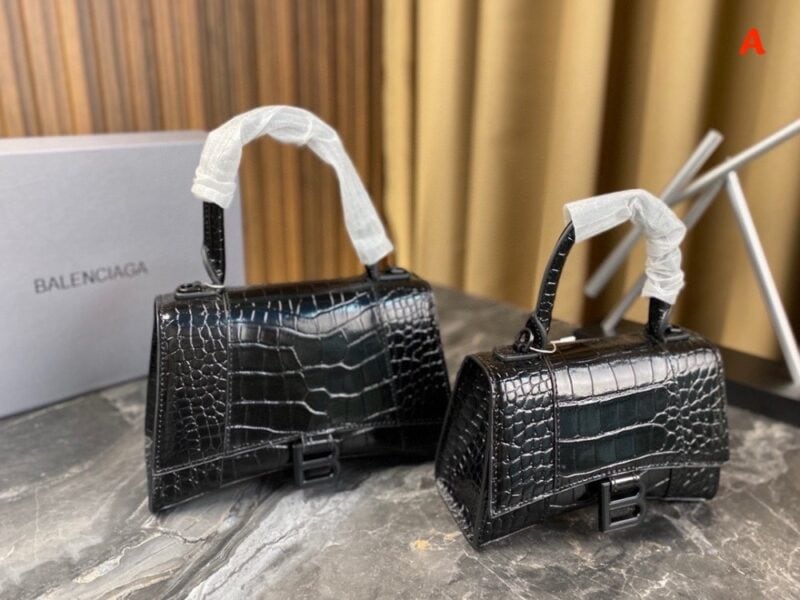 【AT2881】Balenciagaの砂時計型バッグは、パリのメゾンの定番アイテムと言えるでしょう。独特な砂時計型は、既に象徴的な存在となっています。このバッグは美しさと実用性が兼ね備わっており、持ち手や肩掛け、斜め掛けといったスタイルで使えます。