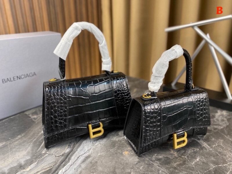 【AT2881】Balenciagaの砂時計型バッグは、パリのメゾンの定番アイテムと言えるでしょう。独特な砂時計型は、既に象徴的な存在となっています。このバッグは美しさと実用性が兼ね備わっており、持ち手や肩掛け、斜め掛けといったスタイルで使えます。