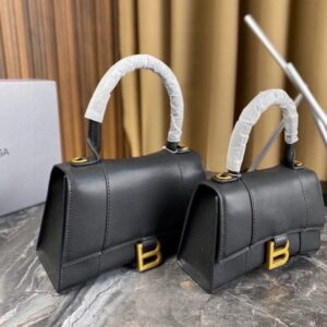 【AT2881】Balenciagaの砂時計型バッグは、パリのメゾンの定番アイテムと言えるでしょう。独特な砂時計型は、既に象徴的な存在となっています。このバッグは美しさと実用性が兼ね備わっており、持ち手や肩掛け、斜め掛けといったスタイルで使えます。