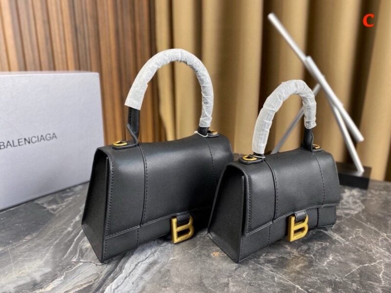 【AT2881】Balenciagaの砂時計型バッグは、パリのメゾンの定番アイテムと言えるでしょう。独特な砂時計型は、既に象徴的な存在となっています。このバッグは美しさと実用性が兼ね備わっており、持ち手や肩掛け、斜め掛けといったスタイルで使えます。