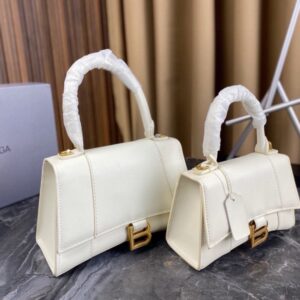 【AT2881】Balenciagaの砂時計型バッグは、パリのメゾンの定番アイテムと言えるでしょう。独特な砂時計型は、既に象徴的な存在となっています。このバッグは美しさと実用性が兼ね備わっており、持ち手や肩掛け、斜め掛けといったスタイルで使えます。