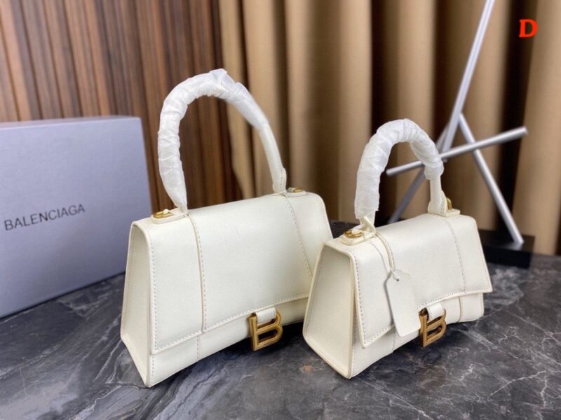 【AT2881】Balenciagaの砂時計型バッグは、パリのメゾンの定番アイテムと言えるでしょう。独特な砂時計型は、既に象徴的な存在となっています。このバッグは美しさと実用性が兼ね備わっており、持ち手や肩掛け、斜め掛けといったスタイルで使えます。