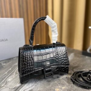 【AT2881】Balenciagaの砂時計型バッグは、パリのメゾンの定番アイテムと言えるでしょう。独特な砂時計型は、既に象徴的な存在となっています。このバッグは美しさと実用性が兼ね備わっており、持ち手や肩掛け、斜め掛けといったスタイルで使えます。